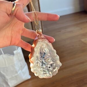 Oyster with pearl ornament